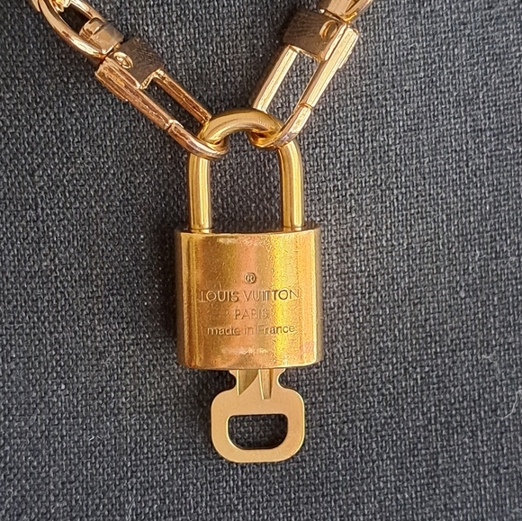 Louis Vuitton Lock and Key #342 and 16" unmarked chain - Picture 6 of 8